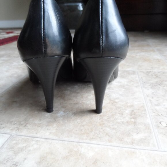 Le Chateau- woman black  shoes  Size 7 Genuine Leather - Picture 7 of 12